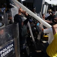 La PF interviene en desalojo de caseta de Cuyutlán, Colima; a empellones repliegan a manifestantes y reporteros