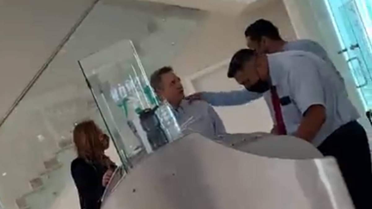 Pío López Obrador, hermano del presidente, no debió esperar para abordar un siguiente vuelo