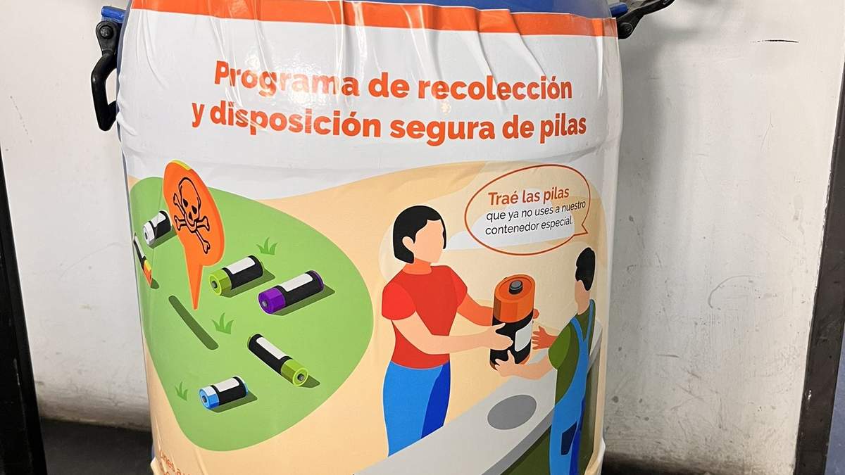 Contenedores para la recolección de pilas usadas. Fuente: (Twitter)