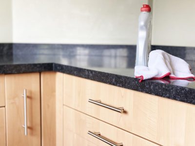 Sin químicos fuertes: el truco para eliminar todo el sarro de la mesada de tu cocina en menos de 10 minutos