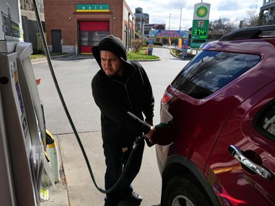 Precios de gasolina en EU alcanzan su nivel más alto desde 2023 por la guerra con Irán