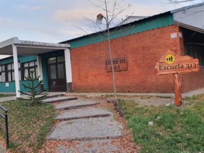 La comunidad de la Escuela N°313 de San Martín de los Andes se movilizará por las fallas estructurales en su edificio