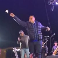 Alcalde de Morena lanza billetes a los asistentes a su fiesta de cumpleaños