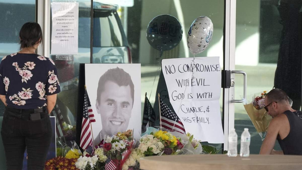 Monumento improvisado en la sede nacional de Turning Point USA después de la muerte a tiros de Charlie Kirk