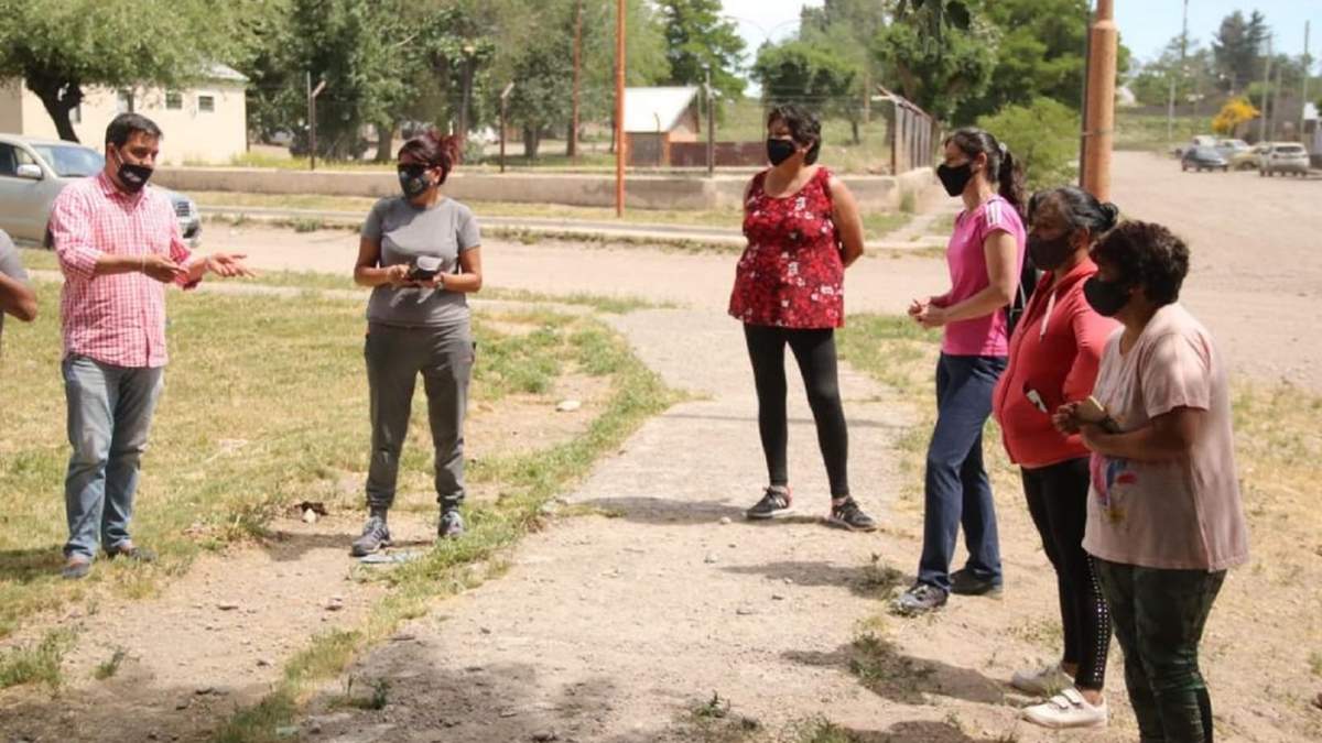 Koopmann dialogando con los vecinos del Barrio Jardín