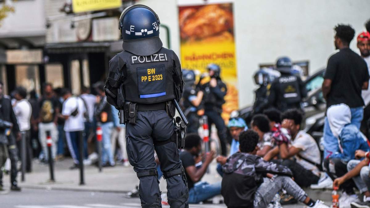 Un agente de la policía de pie en la calle luego de unos disturbios durante un evento de la comunidad eritrea en Stuttgart
