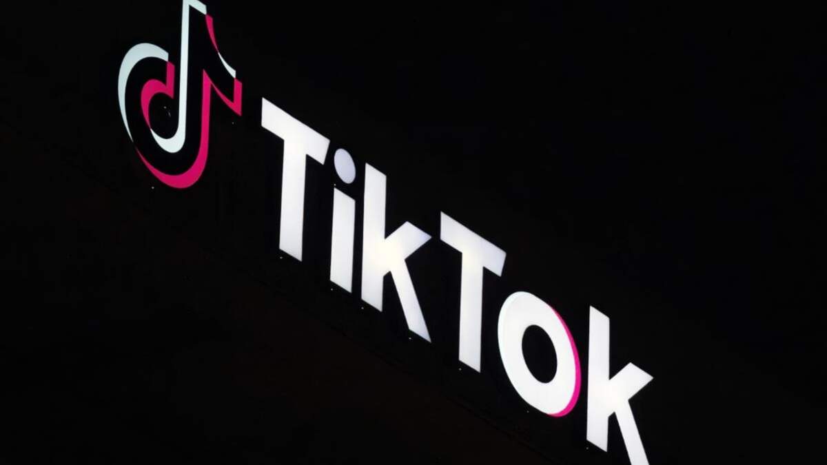 El logotipo de TikTok en la parte alta de su edificio en Culver City, California