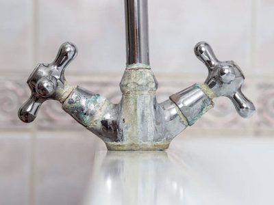 La fórmula mágica de los plomeros para quitar las manchas de sarro o cal en el baño en solo segundos