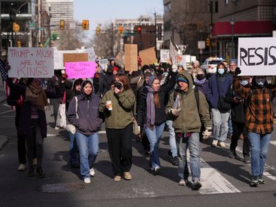 Miles protestan contra las políticas del gobierno de Trump en ciudades de EU