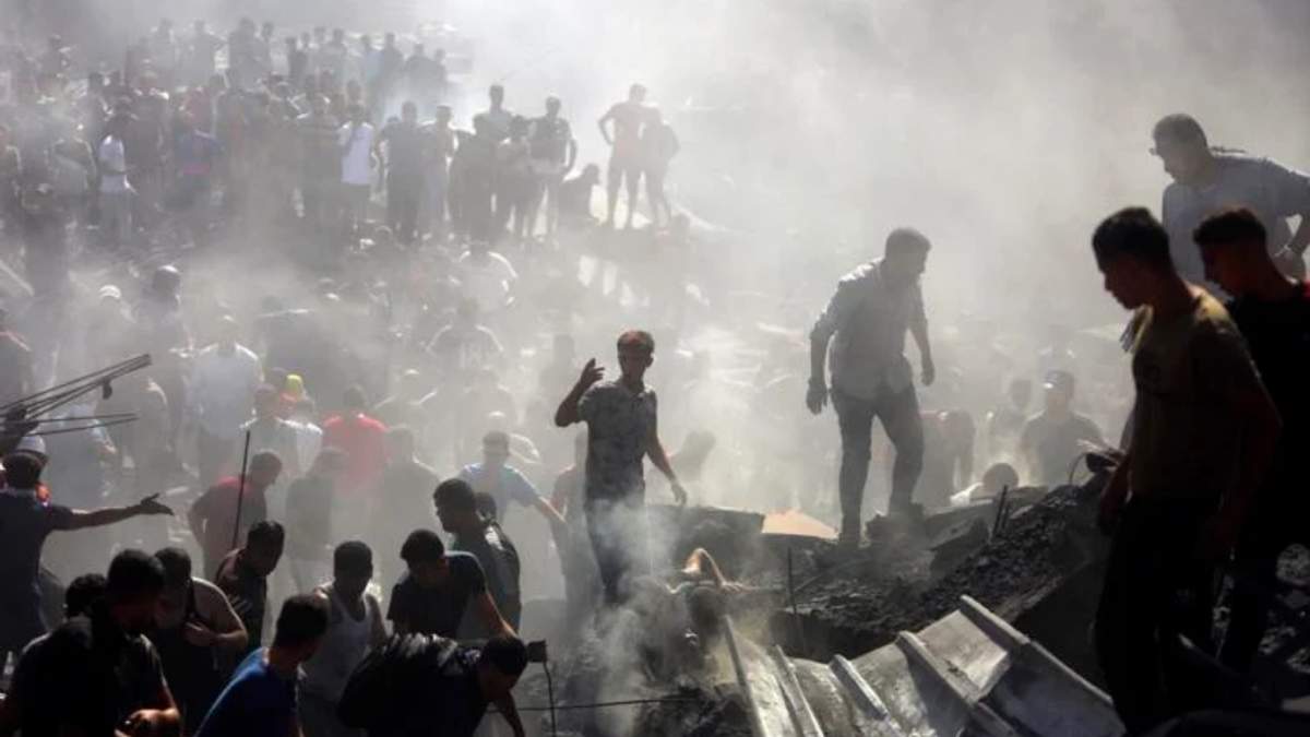 Palestinos inspeccionan los restos de edificios destruidos tras ataques aéreos israelíes sobre la ciudad de Khan Younis, en el sur de la Franja de Gaza