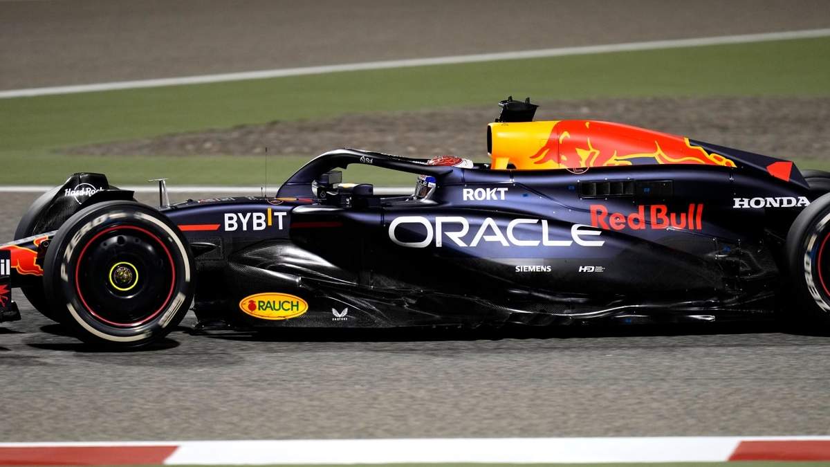 El holandés Max Verstappen, piloto de Red Bull, maniobra su monoplaza durante el Gran Premio de Bahréin en Sakhir