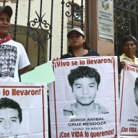 Padres de los 43 piden a gobiernos extranjeros abordar con Peña caso Iguala