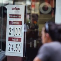 El peso sigue en caída libre: el dólar supera la barrera de las 24 unidades; Banxico subasta coberturas