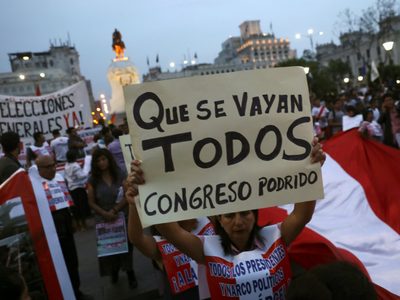 Caos en Perú: prohíben a Vizcarra salir del país y las agresiones escalan en las protestas