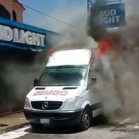 Pistoleros queman tres camiones de Bimbo y rafaguean sus instalaciones en Ciudad Victoria (Video)