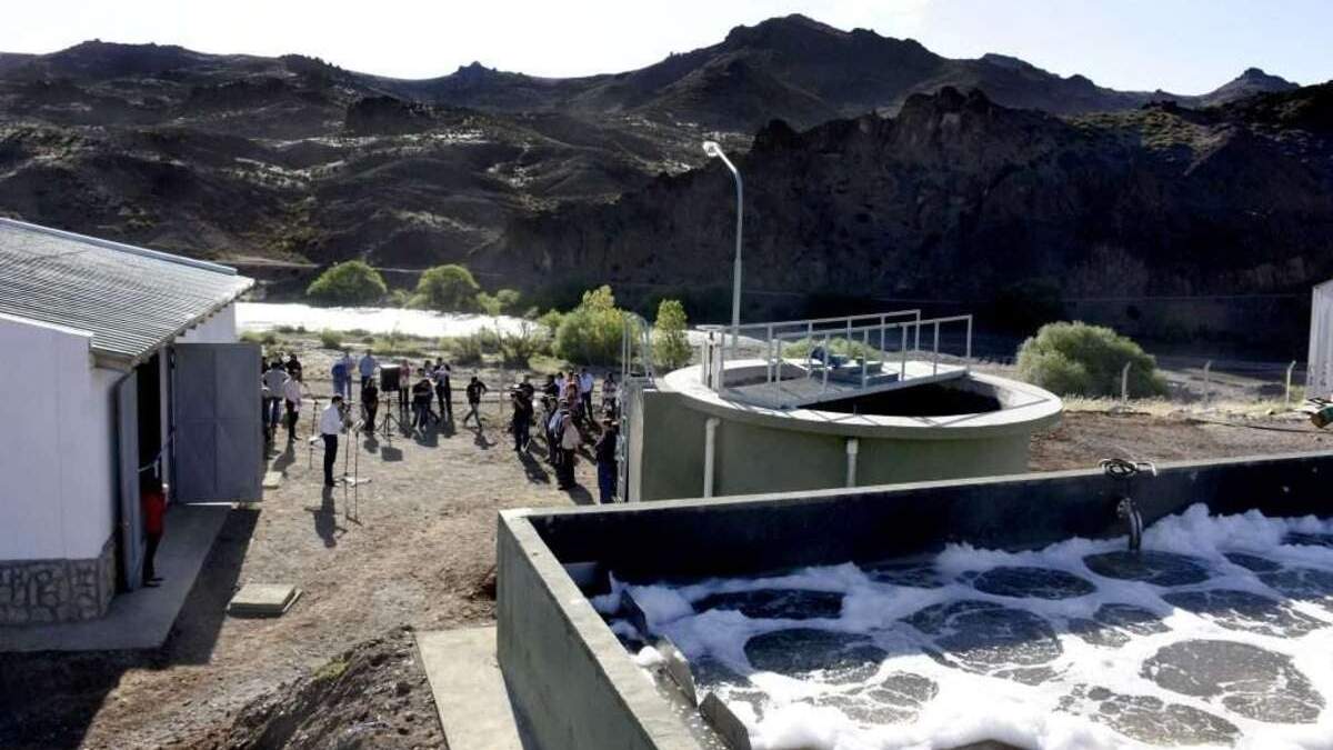 Durante el acto de inauguración de la Planta de tratamiento de líquidos cloacales de Andacollo, en noviembre de 2016. Fuente: (Facebook)