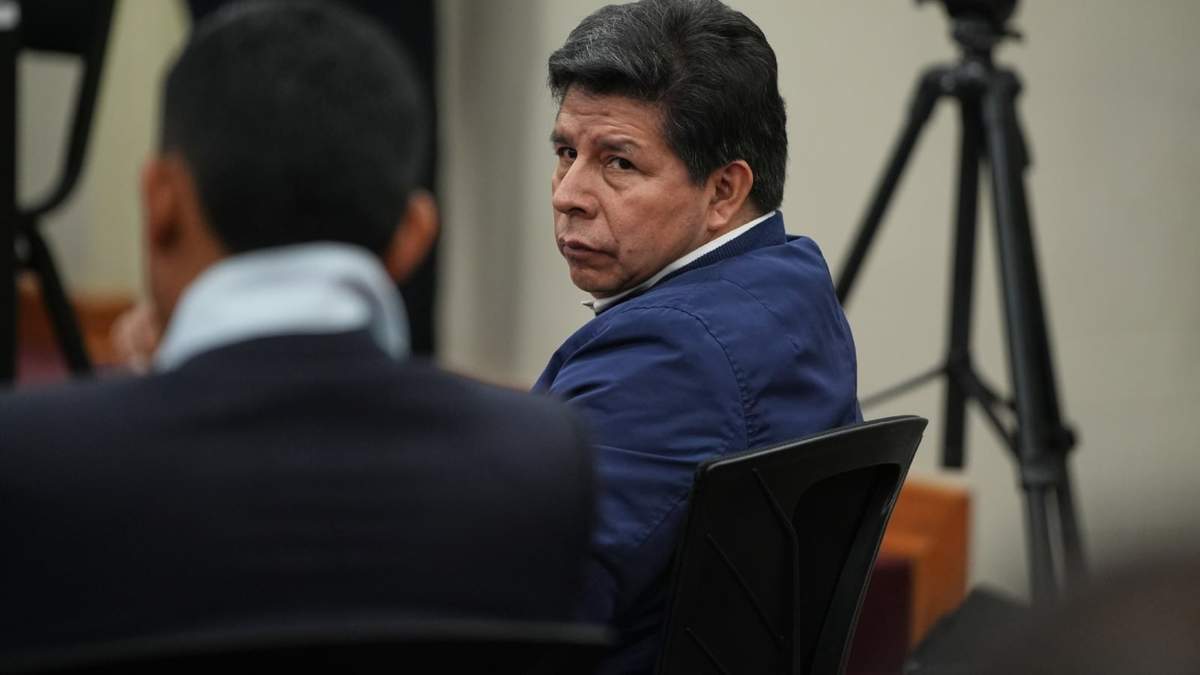 El expresidente Pedro Castillo asiste a su audiencia de sentencia en una base policial en las afueras de Lima, Perú, el jueves 27 de noviembre de 2025
