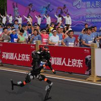 Robot humanoide gana su carrera en Beijing y supera el récord mundial humano