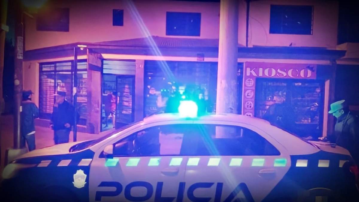 Móvil policial en las calles de Neuquén Capital. Fuente: (Twitter)