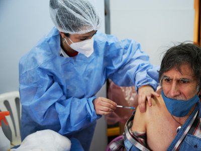 Bajaron los casos nuevos de coronavirus en relación al jueves