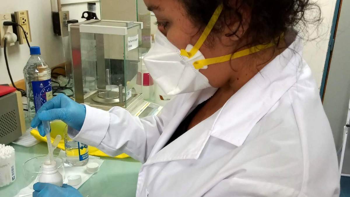 Producción de insumos sanitarios en la UNCo. Fuente: (Twitter)