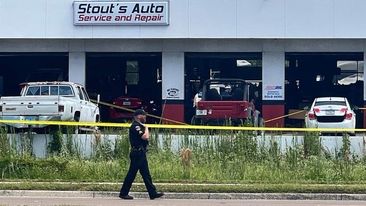 Policías investigan la escena de un tiroteo en Largo, Florida