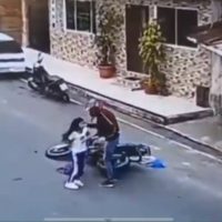 Niña queda sin un brazo tras caer de una motocicleta en movimiento (Video)