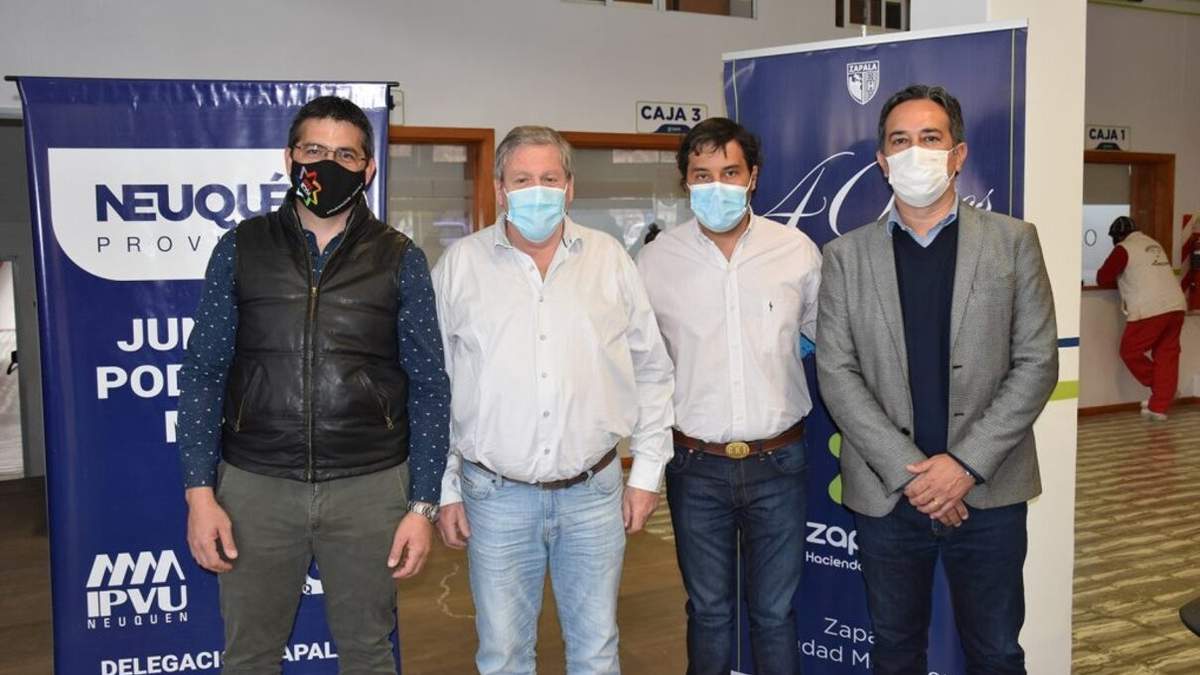 Firma del acuerdo con el ADUS-IPVU. Fuente: (Twitter)