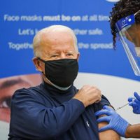 No es tiempo de bajar la guardia ante el covid-19: Biden al anunciar la campaña de tercera vacuna