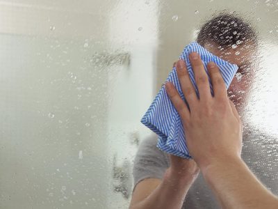 Adiós a las marcas: el truco casero para dejar tus espejos brillantes sin esfuerzo
