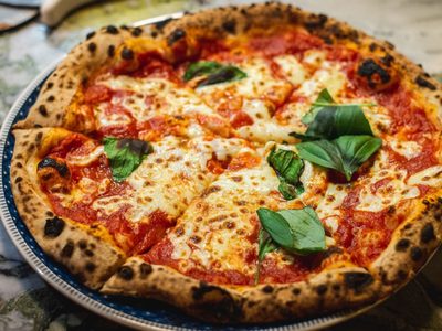 No tirés el pan viejo: mirá cómo preparar pizzas con pocos ingredientes y super deliciosas