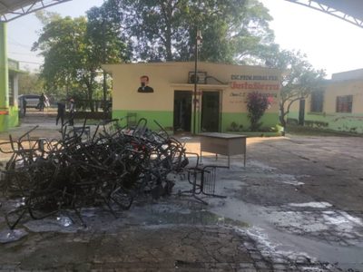 Padres y alumnos inconformes queman mobiliario escolar en Tabasco