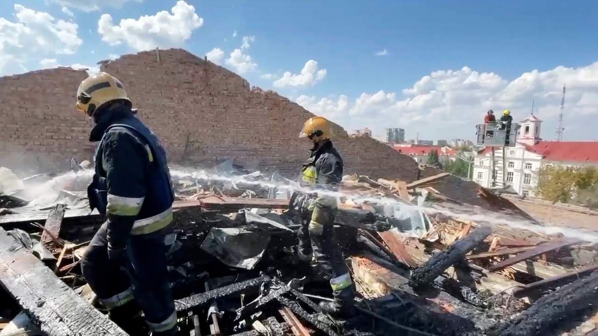 Bomberos trabajan sobre el tejado del Teatro Dramático y Musical Taras Shevchenko de Cherníhiv, Ucrania