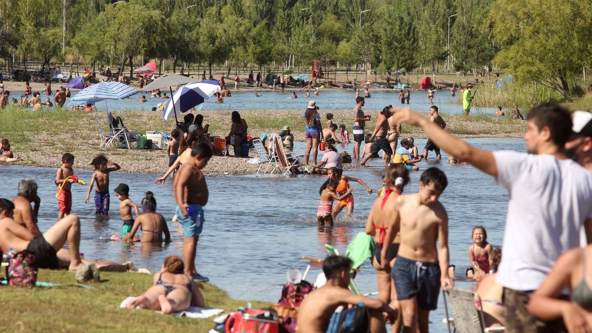 Ciudadanos en un balneario del Río Limay. Fuente: (Twitter)