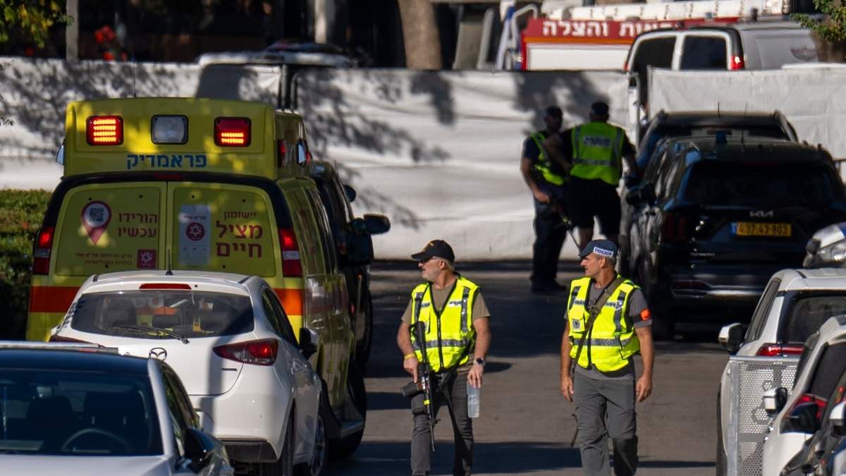 Las fuerzas de seguridad israelíes aseguran una carretera cerca de una vivienda de Benjamin Netanyahu que fue atacada con un drone