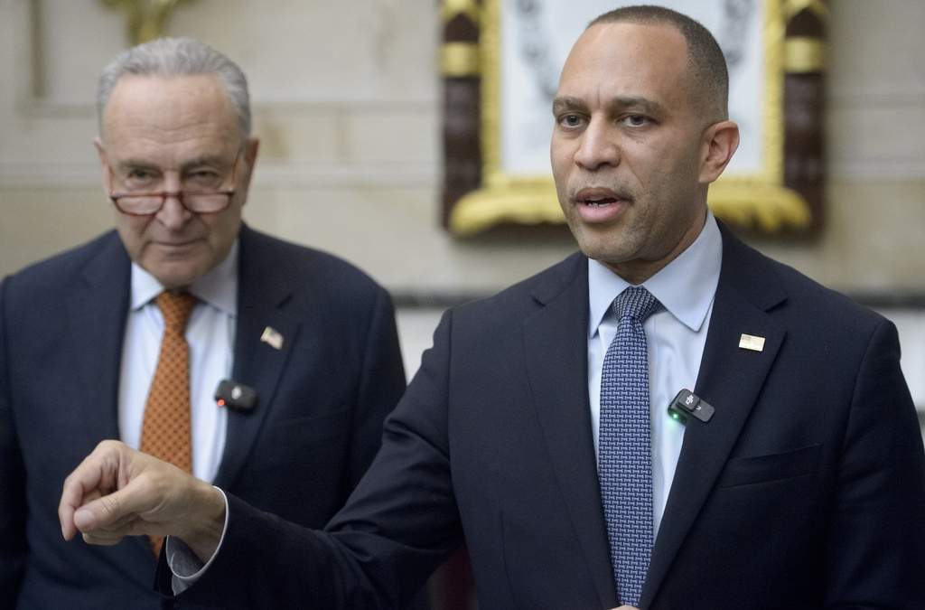 El líder de la minoría demócrata en la Cámara de Representantes Hakeem Jeffries (derecha) con el líder de la minoría demócrata en el Senado Chuck Schumer en el Congreso en Washington