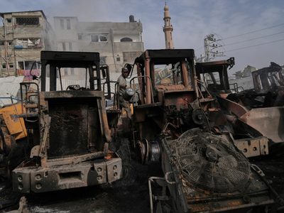 Ataques israelíes matan a 14 en Gaza y destruyen maquinaria pesada para retirar escombros