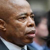 Acusan al alcalde de NY de agredir sexualmente a mujer en 1993
