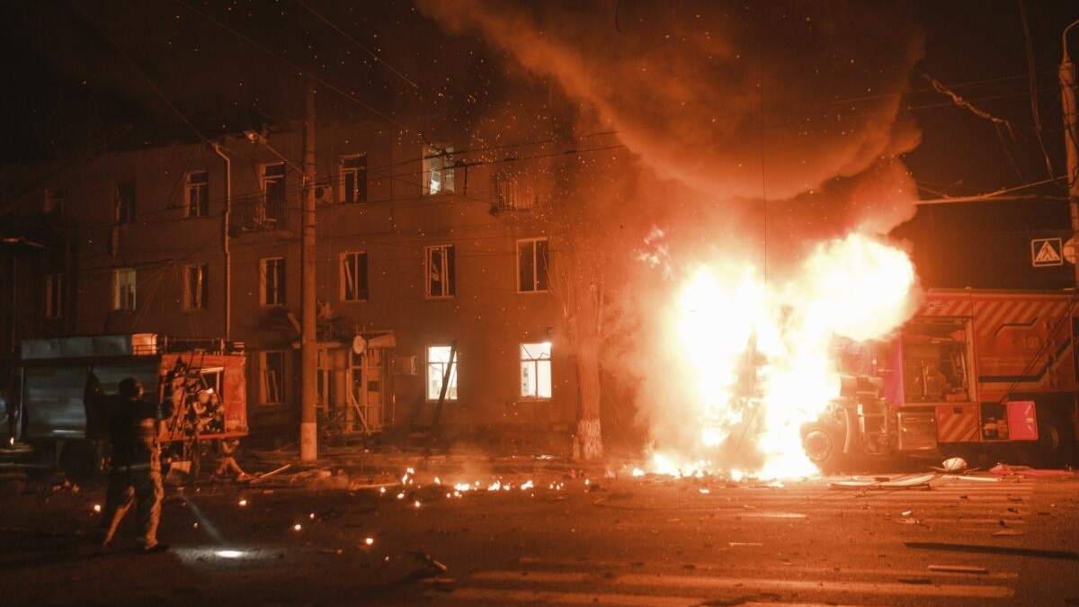 Un camión de bomberos, en una zona residencial donde un ataque ruso con drones causó un incendio, en Járkiv, Ucrania