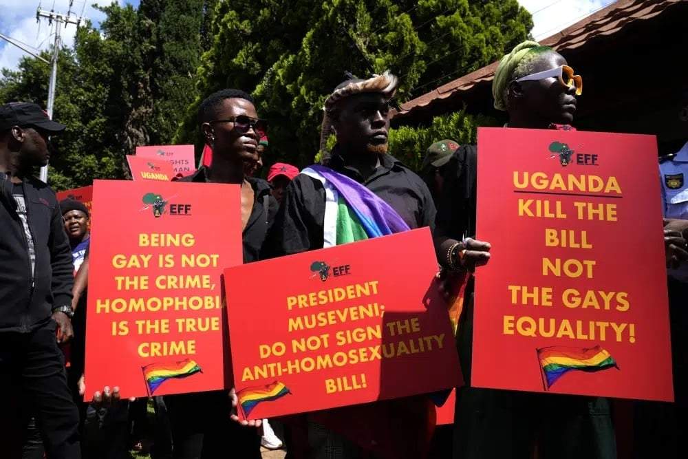 Activistas durante una protesta contra la ley anti homosexualidad en Uganda