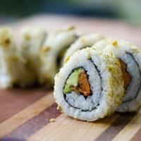Prepará sushi en casa usando un maple de huevos: receta rápida, original y súper digestiva