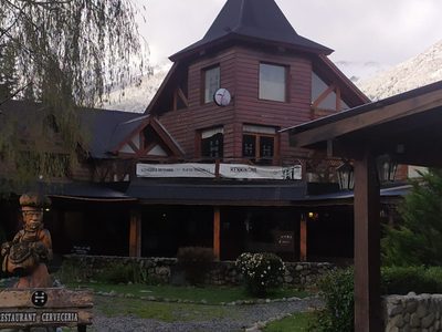 Villa La Angostura: patovicas de un restaurante-bar céntrico agredieron al secretario de Turismo