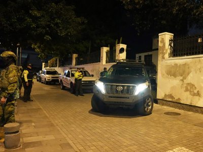 Venezuela, Cuba y Honduras condenan la incursión en la Embajada de México en Ecuador