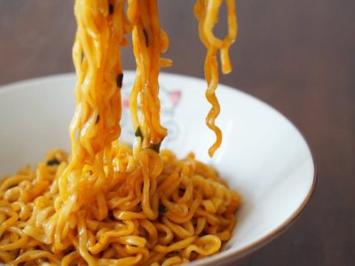 En sencillos pasos: cómo hacer el ramyeon recomendado por Jin de BTS con ingredientes de la heladera