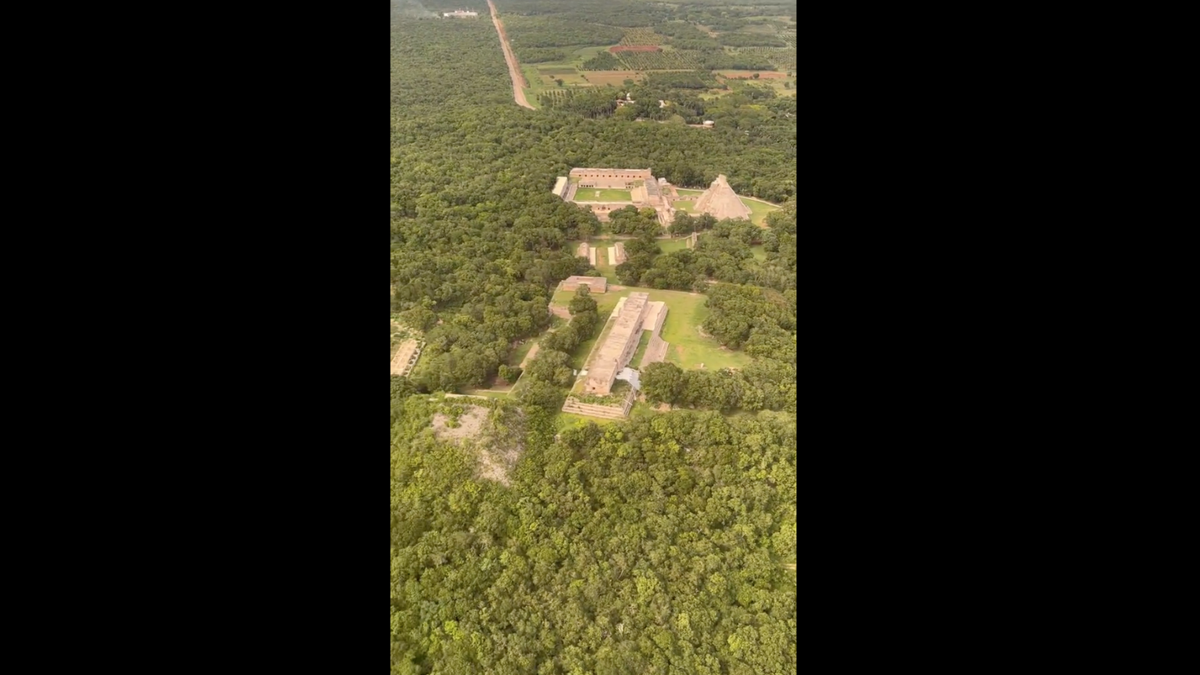 Sobrevuelo en la zona arqueológica de Uxmal