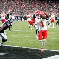 Chiefs derrotan 27-20 a Raiders para ponerse 7-0, con Mahomes lanzando para 262 yardas y 2 TDs