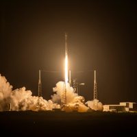 Autoridades aeronáuticas de EU suspenden lanzamientos de SpaceX tras incendio de cohete