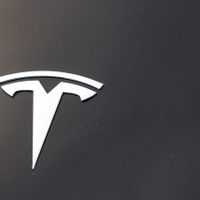 Falla en un millón de coches Tesla puede pellizcar los dedos