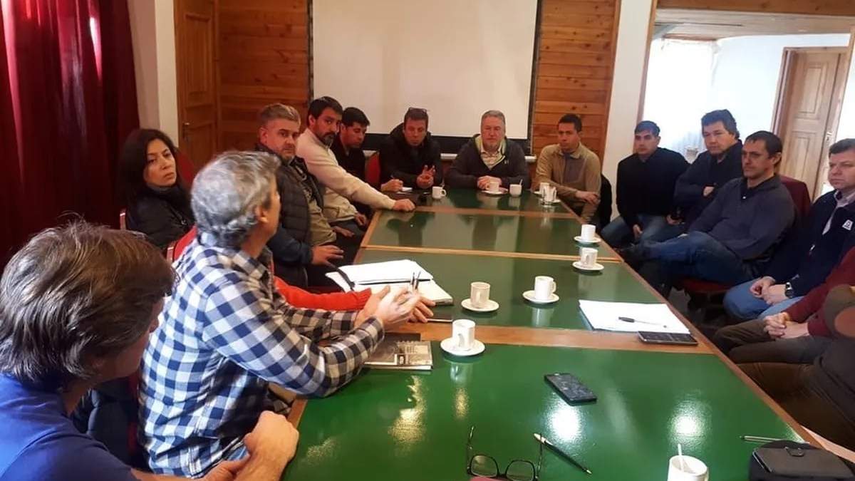 Empresarios, vecinos y autoridades de Villa La Angostura en el encuentro con el EPEN. Fuente: (Twitter)