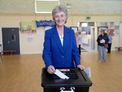 La abanderada de la izquierda, Catherine Connolly, será la nueva presidenta de Irlanda